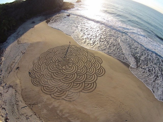 Sand-Paintings-by-Andres-Amador