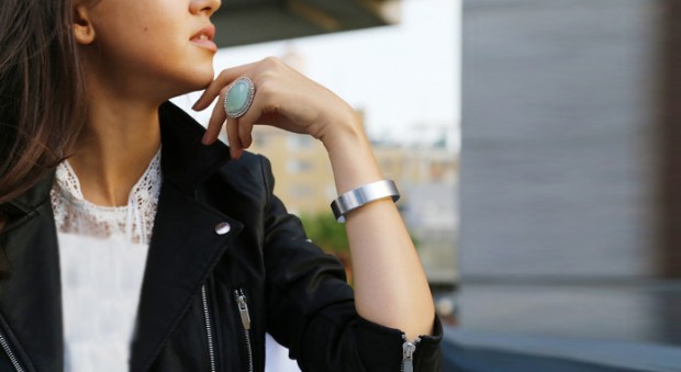 دستبند با قابلیت شارژ تلفن همراه 