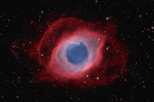 چشم کیهانی از فاصله‌ی ۷۰۰ سال نوری به شما خیره شده است. سحابی NGC 7293 یکی از نزدیک‌ترین سحابی‌های سیاره‌نما به زمین است.