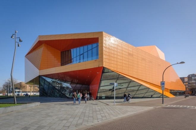ساختمان تئاتر شهر  آگورا  (لیلیاستاد، هلند)