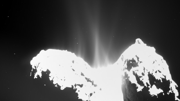 در این عکس فواره و بلورهای یخ که همراه با غبار از دنباله دار به فضا پاشیده می شود، بخوبی دیده می شود.