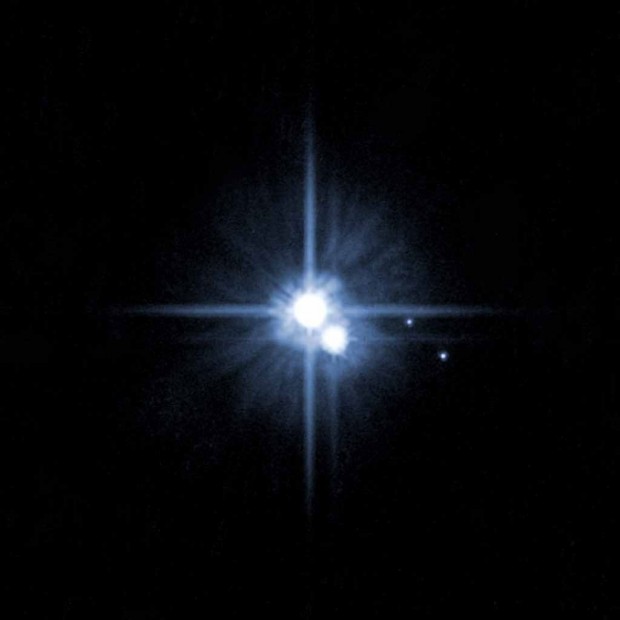 تصویر گرفته شده توسط تلسکوپ فضایی هابل در سال 2006 از سیاره پلوتو و قمرهایش ( Charon, Nix, و Hydra )