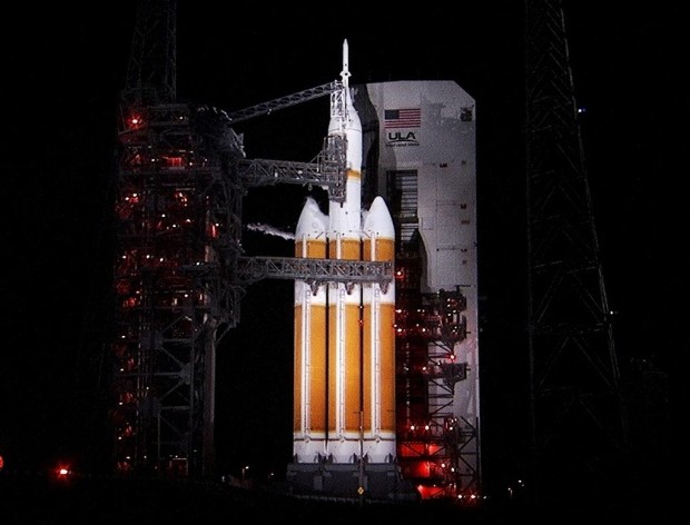 orion-spacecraft-rocket-delta-IV-4-NASA-floodlights-dark-night-br2