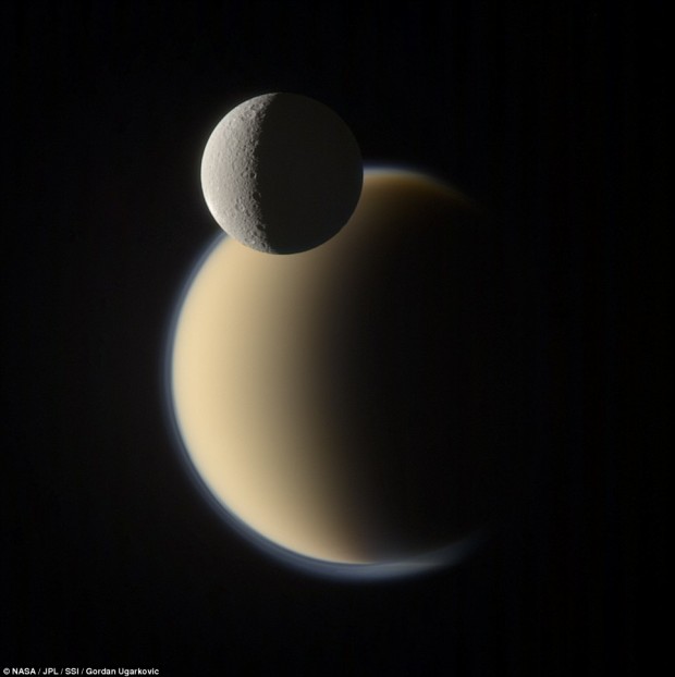 در این تصویر قمر رئا در مقابل تیتان که در پس زمینه قرار دارد قابل مشاهده هستند.