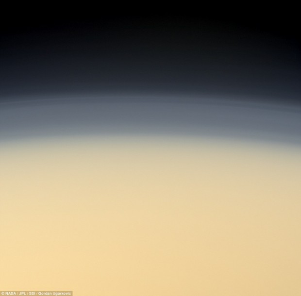 در این تصویر جو غلیظ “تیتان” قمر زحل مشخص است.