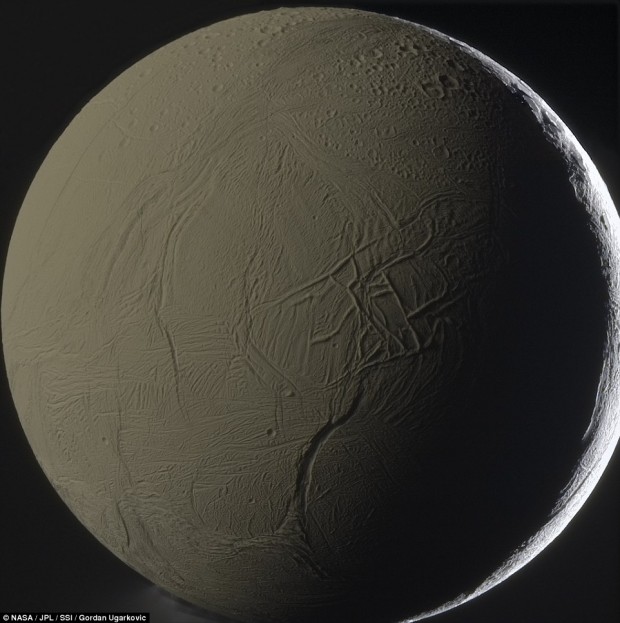 در این تصویر سطح انسلادوس با جزئیات عالی در زیر نور خورشید مشخص است. دانشمندان معتقدند در زیر سطح این قمر اقیانوسی از آب نهفته است.