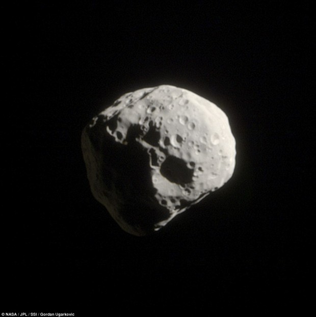 تصویری از قمر کوچک و غیر منظم اپیمتئوس با قطری حدود ۱۳۰ کیلومتر