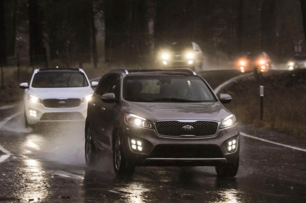 ۲۰۱۶-kia-sorento-sx-limited-front-lineup-in-motion-2
