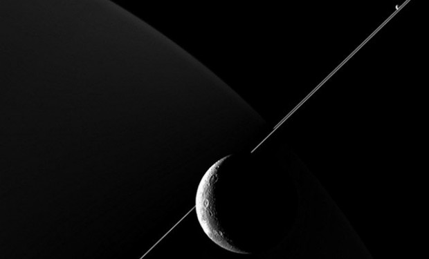 Saturn-moon-Dione-1