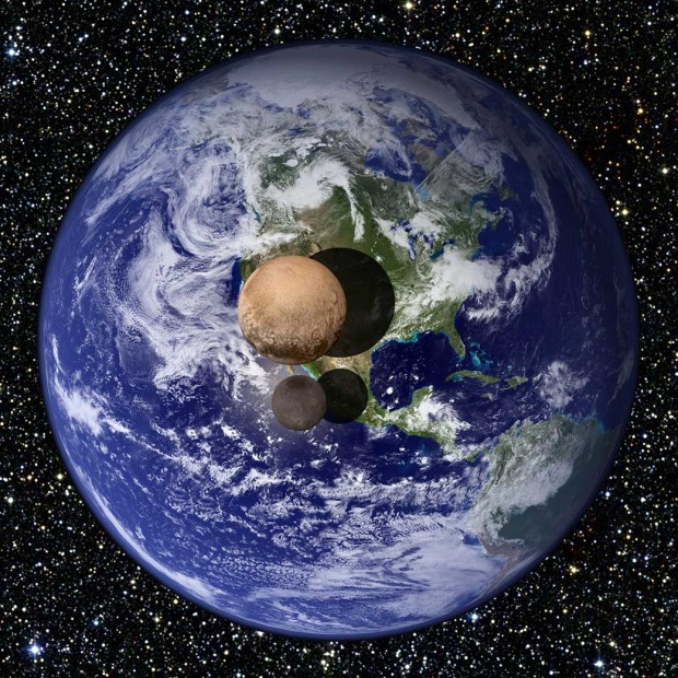اگر پلوتو و شارون کمی بالاتر از سطح زمین جای داشتند و از فاصله ی دور به آن ها نگاه می کردیم، این گونه دیده می شدند. سنجش های فضاپیمای نیوهورایزنز قطر پلوتو را ۲۳۷۰ کیلومتر (۱۸.۵% زمین)، و قطر شارون را هم ۱۲۰۸ کیلومتر ( ۹.۵% زمین) نشان می دهند.
