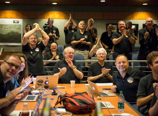 ۱۴ ژوییه ی ۲۰۱۵، شادمانی اعضای گروه علمی نیوهورایزنز در آزمایشگاه فیزیک کاربردی دانشگاه جانز هاپکینز واکنش به دیدن تازه ترین و آشکارترین تصویر پلوتو پیش از رسیدن فضاپیما به نزدیک ترین رویارویی با آن در چند ساعت بعد.