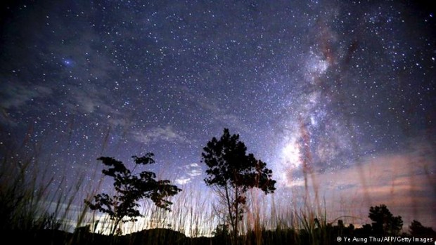 نقطه‌هایی درخشان :  ستاره‌های بی‌شماری که در ‌‌آسمان چشمک می‌زنند و می‌درخشند، عمر جاویدان ندارد. زندگی آنها نیز زمانی به پایان می‌رسد، البته پس از میلیون‌ها یا حتی میلیاردها سال.