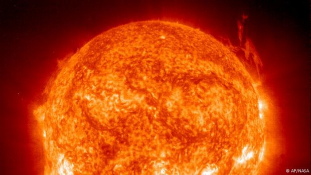 حیات ستاره وابسته به هیدروژن است : خورشید هم یک ستاره است. ستاره‌ها از گاز و پلاسما تشکیل شدند و می‌درخشند. آنها درون خود هسته‌ای هیدروژنی دارد که ذوب و تبدیل به هلیوم می‌شود. این تبدیل انرژی بسیار زیادی آزاد می‌‌کند. زمانی که هیدروژن به پایان می‌رسد عمر ستاره هم تمام خواهد شد.