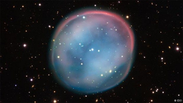 روح یک ستاره در حال مرگ : این تصویر چندی پیش توسط تلسکوپ بسیار بزرگ سازمان فضایی اروپا در شیلی از سحابی ESO 378-1 ثبت شده است. قطر این کره درخشان که "سحابی جغد جنوبی" نام دارد حدود ۴ سال نوری است.
