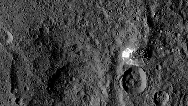 عکسی که فضاپیمای داون ناسا از فاصله ی ۱۴۷۰ کیلومتری، از کوه بلند و مخروطی سرس گرفته. این کوه، در نیمکره ی جنوبی سرس جای دارد و بلندیش به ۶ کیلومتر می رسد. مرز محیط پایه ی آن به خوبی نمایان است و تقریبا هیچ توده ی انباشته ای روی شیب آن که رگه هایی روشن دارد به چشم نمی خورد.