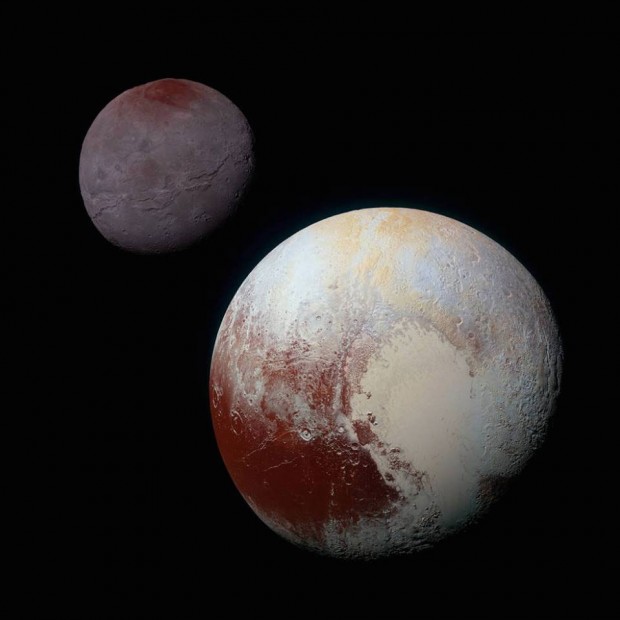 این چشم انداز پیوندی از تصاویر پررنگ شده ی شارون (بالا، چپ) و پلوتو (پایین، راست) است که فضاپیمای نیوهورایزنز ناسا به هنگام گذر از درون سامانه ی پلوتو در روز ۱۴ ژوییه ی ۲۰۱۵ گرفته بود. این عکس تقاوت های خیره کننده ی پلوتو و شارون را نشان می دهد. رنگ و درخشش هر دو جرم به یک اندازه پردازش شده تا امکان یک همسنجی (مقایسه ی) سرراست میان ویژگی های سطح هر دو را به ما بدهد. این پردازش یکسان همچنین همانندی میان شمالگان سرخ شارون و استوای سرخ پلوتو را نیز نمایان می کند. اندازه ی نسبی پلوتو و شارون در این تصویر تقریبا درست است، ولی فاصله ی آن ها واقعی نیست. در این عکس داده های آبی، سرخ و فروسرخی به کار رفته که توسط دوربین زاویه گسترده ی رالف/چندطیفی (MVIC) نیوهورایزنز گرد آمده.