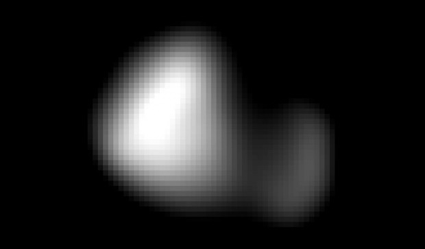 کربروس آشکار می شود. این تصویر کربروس از پیوند چهار نمای دوربین شناسایی برد بلند (لوری، LORRI) درست شده که که در روز ۱۴ ژوییه، حدود ۷ ساعت پیش از رسیدن نیوهورایزنز به نزدیک ترین فاصله ی پلوتو، از فاصله ی تقریبی ۳۹۶۱۰۰ کیلومتری کربروس گرفته شدند. این تصویر برای رسیدن به بیشترین وضوح فضایی ممکن، واپیچیده شده (deconvolved) و با یک بیش-نمونه برداری هشت برابری نیز از اثرهای نقطه ای آن کاسته شده. به نظر می رسد کربروس دارای پیکره ای دو-لُبی است، با بیشترین درازای حدود ۱۲ کیلومتر و کمترین پهنای ۴.۵ کیلومتر.