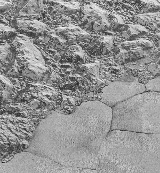 مرز کوهستانی فلاته ی اسپوتنیک: در این عکس که بالاترین کیفیت را دارد و از فضاپیمای نیوهورایزنز دریافت شده، انبوه تکه های بزرگ پوسته ی آب یخ زده ی پلوتو را در کوهستان اَل-اِدریسی می بینیم. جان اسپنسر، عضو گروه علمی نیوهورایزنز از بنیاد پژوهشی جنوب باختر می گوید: «کوه های لب مرز فلاته ی اسپوتنیک در این وضوح به راستی خیره کننده اند. جزییات تازه ای که اینحا نمایان شده، به ویژه پشته های فرو رفته در مواد قلوه سنگی پیرامون چند تا از کوه ها، گمان پیشین ما درباره ی این که این کوه ها تکه های غول پیکر یخی هستند که لغزیده و غلتیده و به گونه ای به اینجا منتقل شده اند را تقویت می کند.