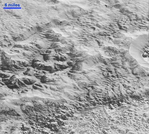 "سنگلاخ های" پلوتو: این هم یکی دیگر از باکیفیت ترین عکس های دریافتی از فضاپیمای نیوهورایزنز ناسا است و نشان می دهد که چگونه فرسایش و گسلش این بخش از پوسته ی یخی پلوتو را دگرگون کرده و به شکل سنگلاخ های ناهموار در آورده.