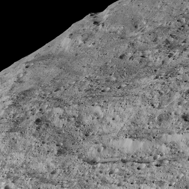 این عکس که در روز ۱۰ دسامبر توسط فضاپیمای داون ناسا گرفته شده، ناحیه ای در عرض های میانی نیمکره ی جنوبی سیاره ی کوتوله ی سرس را نشان می دهد.