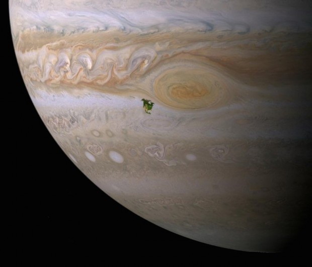 ۰۲-here-north-america-is-superimposed-next-to-jupiters-great-red-spot-as-you-can-see-in-this-to-scale-image-jupiters-giant-storm-would-completely-swallow-the-entire-continent
