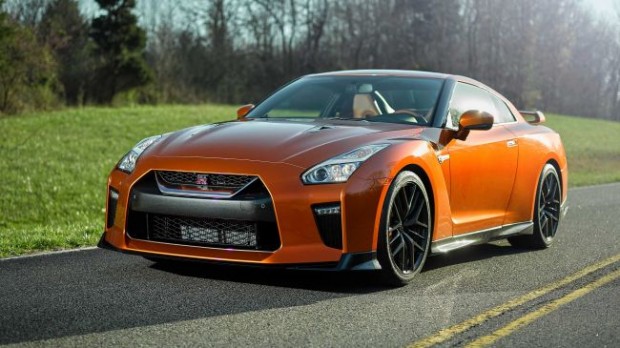 2017-Nissan-GT-R-front-650-80