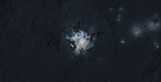 لکه ی روشن مرکز دهانه ی اوکاتور در این تصویر پررنگ شده ی فضاپیمای داون ناسا دیده می شود. این گونه عکس ها برای نمایش تفاوت ظریف رنگ های سطح سرس به کار می رود