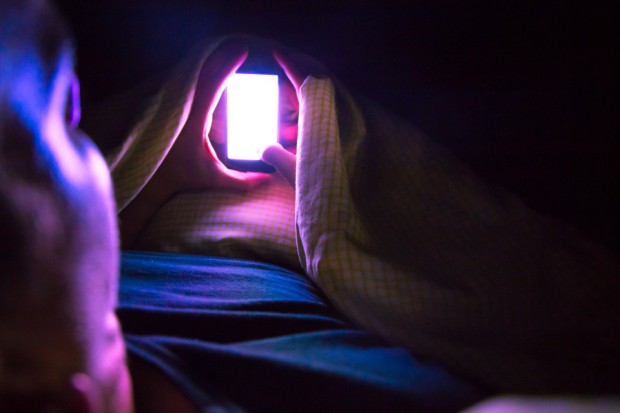 خیره شدن به تلفن همراه در تخت خواب می‌تواند باعث نابینایی موقت شود