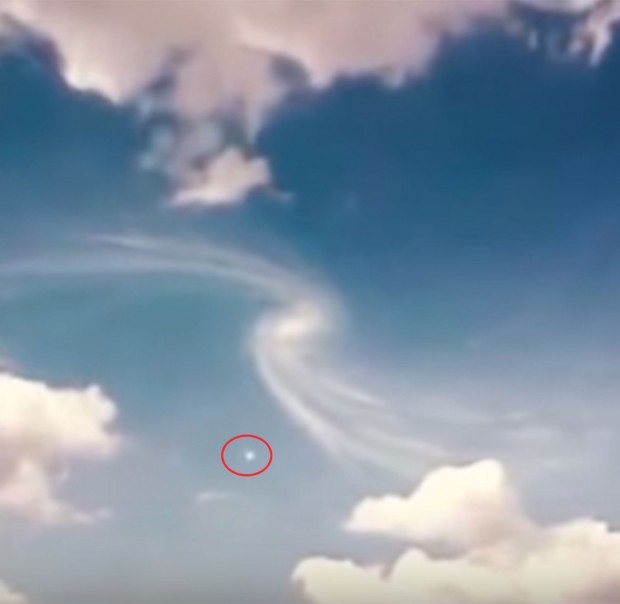 ویدیویی بسیار عجیب از یک بشقاب پرنده که در یک گرداب آسمانی ناپدید می شود !