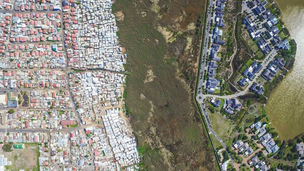 عکاسی با پهپاد اختلاف طبقاتی در آفریقای جنوبی را نشان می‌دهد
