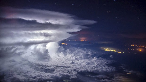 این تصویر فوق‌العاده از طوفان را یک خلبان از ارتفاع ۱۱ کیلومتری ثبت کرده است!