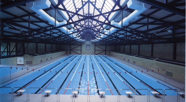 چگونه در مسابقات شنای المپیک ورزشکاران دقیقا در یک زمان به خط پایان می‌‌رسند؟
