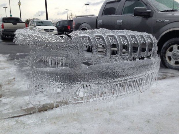 طراحی زیبای یخ روی اتومبیل ؛ هنر زمستانی طبیعت