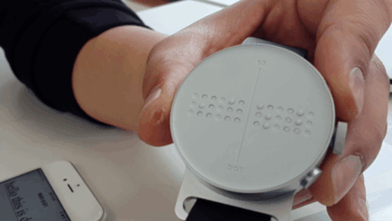 اولین ساعت هوشمند بریل جهان به نابینایان امکان می‌دهد محتوای نمایشگر را با دستانشان حس کنند