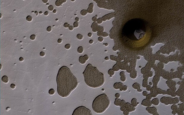 گودال عمیق در سطح مریخ
