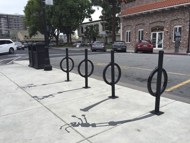 نقاشی سایه های ساختگی بر روی خیابان‌های کالیفرنیا و سردرگمی مردم!