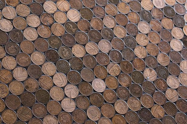 ایده‌ای جالب و منحصر به فرد برای پوشاندن کف آرایشگاه با 70 هزار سکه!