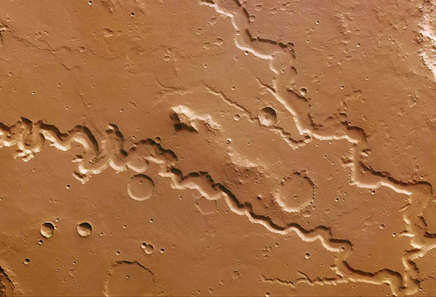 جریان های آب مایع در مریخ