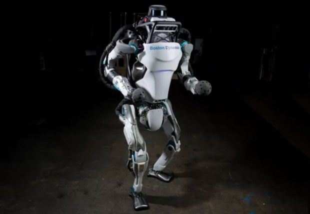 ربات اطلس ؛‌ آدمکی خودکار با توانایی پشتک زدن و انجام حرکات آکروباتیک + ویدیو