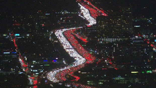 تصویری از ترافیک لس آنجلس که پروژه خودروی پرنده اوبر را توجیه‌پذیر می‌کند