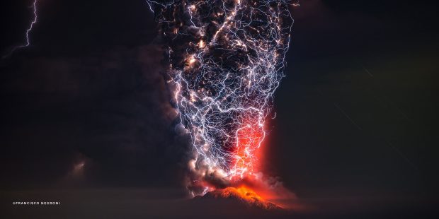 صاعقه در آتشفشان ؛ پدیده‌ای شگفت‌انگیز و در عین حال خطرناک + ویدیو
