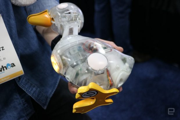 اردک رباتیک افلک (Aflac)؛ گجتی برای خوشحال کردن کودکان مبتلا به سرطان