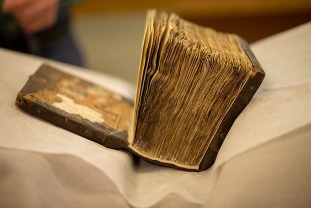 نوشته های نامرئی یک کتاب مذهبی به کمک اشعه ایکس رمزگشایی می‌شوند!