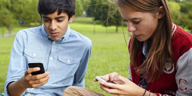  استفاده نوجوانان از گوشی هوشمند