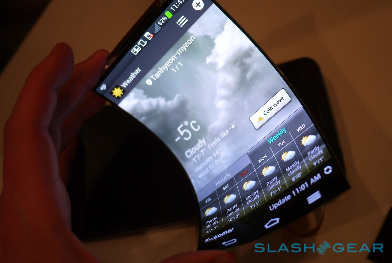 Гнущий самсунг. LG С изогнутым экраном смартфон 2008 года. Смартфоны изогнутый экран 2022. Смартфон самсунг с изогнутым экраном модели. Самсунг изогнутый экран.