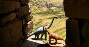 تماشا کنید: دایناسورها به طرز اعجاب‌آوری عکس‌های سفر را زیبا می‌کنند!