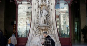 مردی برای گرفتن عکس سلفی مجسمه‌ی ۱۲۶ ساله را تخریب کرد!
