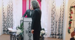 تماشا کنید: ازدواج یک مرد با آیفون خود در شهر لاس وگاس آمریکا!