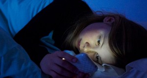 خیره شدن به تلفن همراه در تخت خواب می‌تواند باعث نابینایی موقت شود