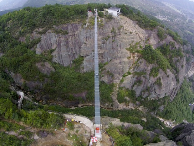 مرتفع ترین و طولانی ترین پل شیشه ای جهان در چین